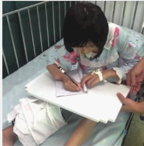 郴州"镰刀手女孩"母女省钱合吃一碗饭 渴望上学