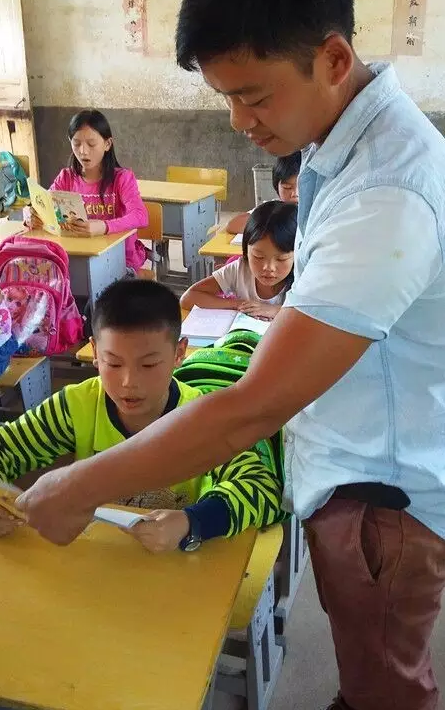 良久，瑶瑶站起身，擦干眼角的泪水：“爸妈，弟弟，你们放心，我读大学的所有钱，我自己去赚！”