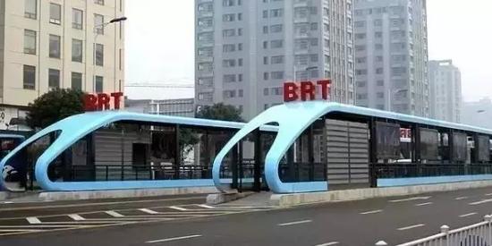 长沙市首条BRT——万家丽路BRT,是一种介于快速轨道交通与常规公交之间的新型客运系统,被称作“地面上的地铁”。