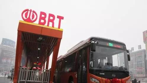 建成后,长沙市民从城南湘府路坐到城北湘龙路只需半个多小时。大大节省了出行时间。
