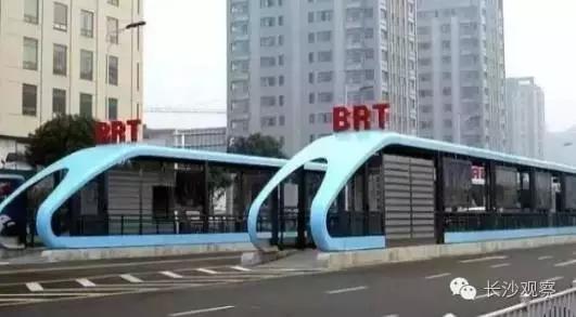 长沙市首条BRT——万家丽路BRT,是一种介于快速轨道交通与常规公交之间的新型客运系统,被称作“地面上的地铁”。