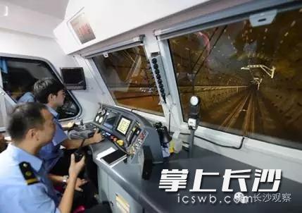 (8月25日,铁路专业维修作业车平稳行进在长株潭城际铁路上。)