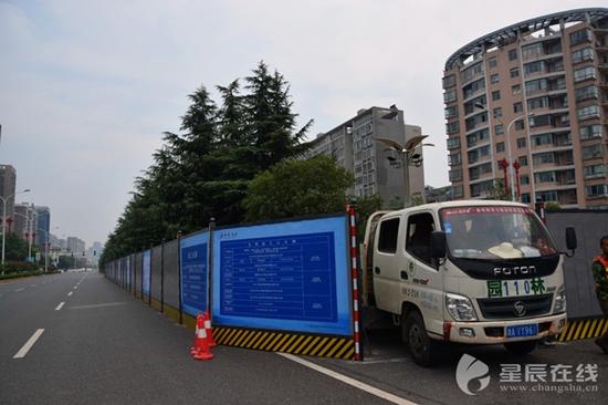 (湘府中路中要进行绿化移植的绿化带约70米。)