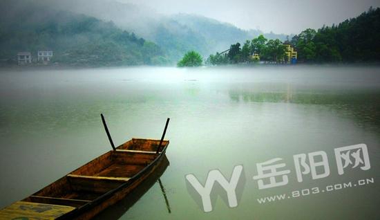 秋日正午,太阳依然炽热。汨罗江平江县澄潭河段,山清水绿。江中,水文人员驾冲锋舟劈开水面;岸边,水文仪器有条不紊运转着。