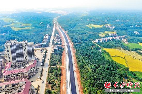 这是正在建设中的长沙市北横线宁乡大道北延段,预计该项目于9月30日实现贯通。长沙晚报记者 王志伟 摄