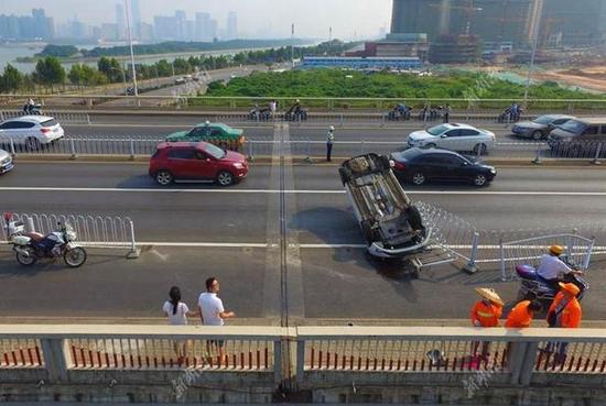 长沙一司机开车分神 致轿车撞上护栏翻车