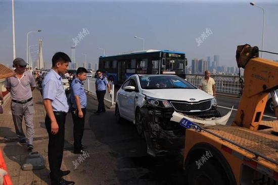 长沙一司机开车分神 致轿车撞上护栏翻车