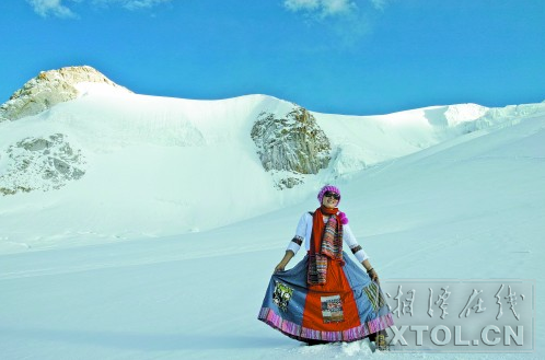 阳燚在海拔5700米、零下22℃的雪山上摆出各种造型，拍艺术照。(图片由受访者提供)