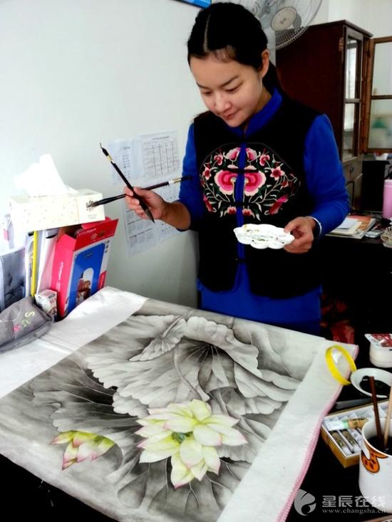 (杨伊是位80后长沙姑娘,10年前来到光明小学任教,担任全校六个班的美术老师。此图由对方提供)