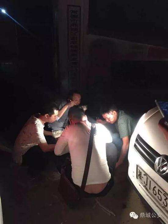民警在案发现场的“大餐”