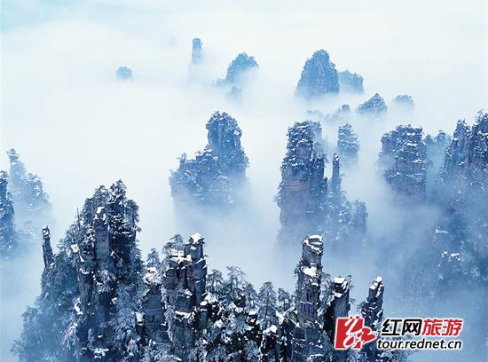 自12月起,张家界武陵源核心景区将实行136元/人的优惠冬游票价,相当于平时票价5.5折。