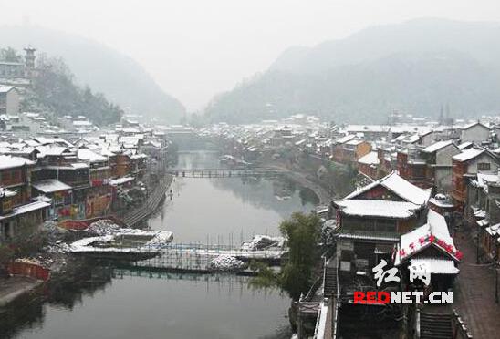 (凤凰古城雪景。吴玉辉 摄)