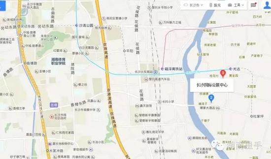 长沙国际会展中心外形方正,设计取意浏阳河波浪和岳麓山峰峦,极具湖湘底蕴。它的造型宛如一本打开并倒扣在桌面的书。