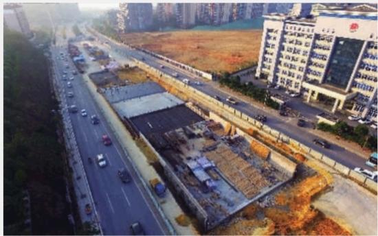 12月1日，正在改造的长沙市湘府西路（新联路口至书香路口段）隧道出入口敞开段。记者&nbsp;田超&nbsp;摄