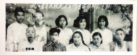 1958年,李鸿樾和浏阳东区民校先进工作者留影。