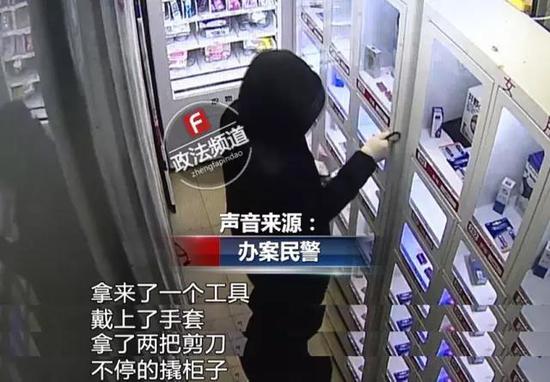 监控显示：一名身穿黑色上衣的嫌疑男子进入自助机店内，发现店内并无其他人后，不假思索的对一个柜子展开破拆。