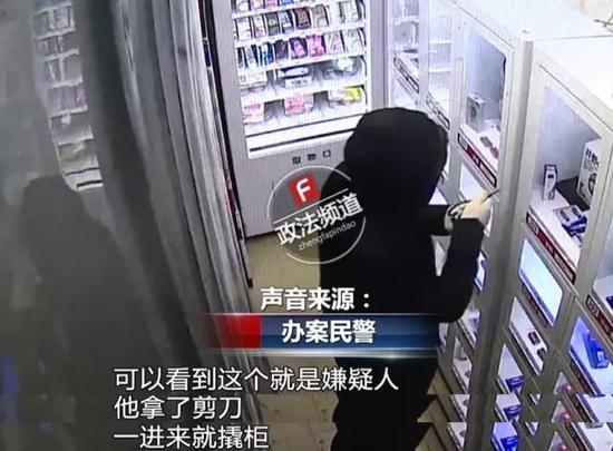 长沙一男子狂砸成人用品售卖机4小时 带走一娃娃