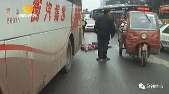 老人十字路口遭遇连环车祸？可惜演技不过关