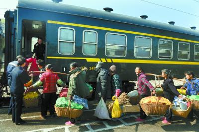 2、12月16日，京广铁路宜章县太平里车站，客运人员组织村民有序上下车。