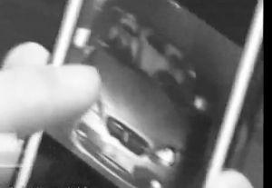 ↑警方发现,肇事车里坐着两个孩子