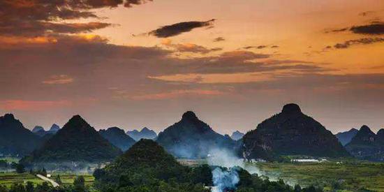 
	梵净山，中国十大避暑名山在佛教史上具有重要的地位。
