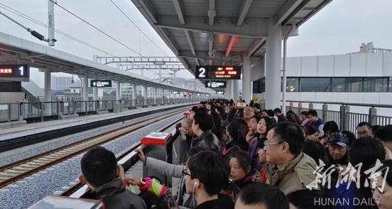 
	1月1日，城铁先锋站站台上，旅客排队候车。邓晶琎 摄
