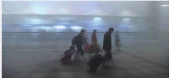   1月3日，在安徽合肥火车站，浓雾中的旅客步履匆匆。当日6时，中央气象台发布大雾红色预警：3日8时至4日8时，北京南部、天津、安徽、江苏等多地有大雾。    新华社图