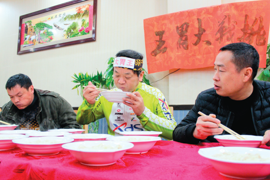 20分钟,“大胃王”潘一中(中)连败大瑶本土“大胃口”,吃下180个馄饨。记者罗时茂