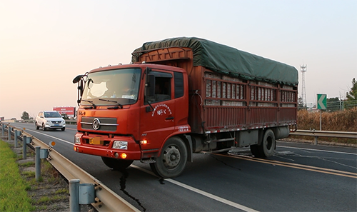 大货车岳阳高速横道调头逆行 吓坏交警 - 三湘万象 - 湖南在线 - 华声在线