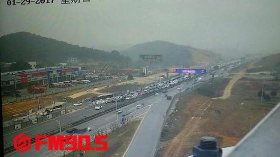 上午9点50左右,民警在岳麓大道、黄桥大道分流前往长沙西收费站的车辆。