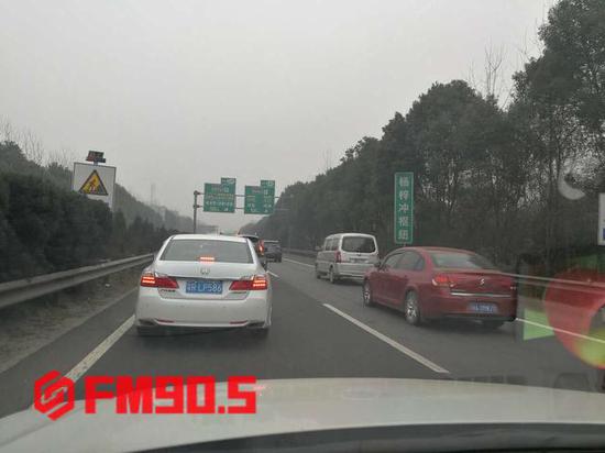 G60沪昆高速湘潭段k1069处,由东往西方向 此前因事故导致这一路段有些拥堵,时速也只能保持在60公里。