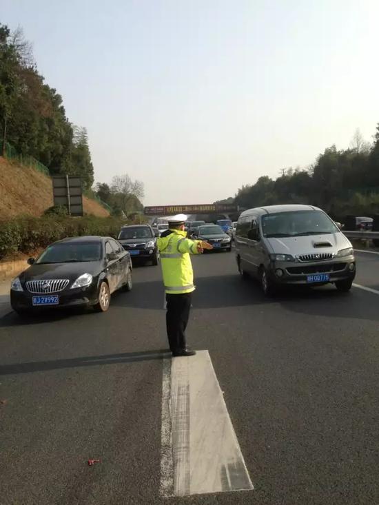 　　此时，路面民警已奋战数小时。大年初二，他们吃过简单的早餐后，便匆匆上路。