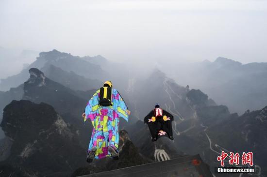 资料图：1月16日，张家界天门山顶的温度已降至零度以下，“中国飞人”张树鹏与加拿大“翼装侠”格雷厄姆·迪金森从山顶一跃而下，进行竞速较量。 杨华峰摄