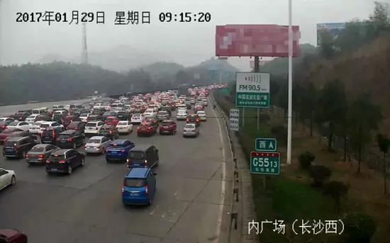 　　9时15分：长张高速长沙西收费站入口往西方向车流实况。