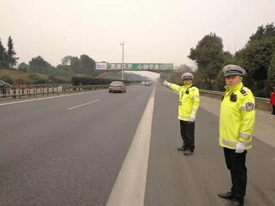 　　上午11时许，路面逐渐畅通，他们还在。