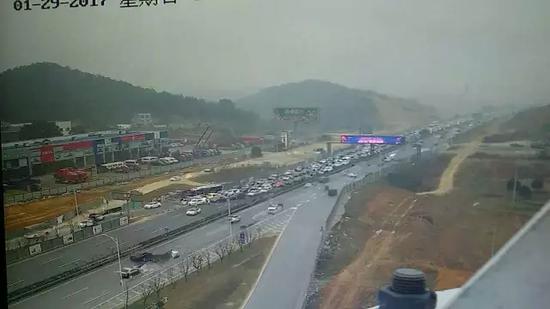 　　9时50分：民警在岳麓大道、黄桥大道分流前往长沙西收费站的车辆。