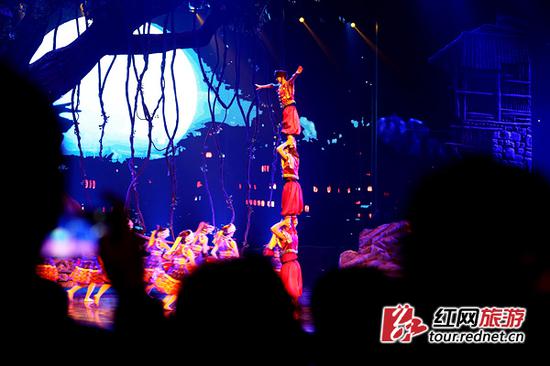 大年初四,湖南市场假日旅游高峰来临。图为张家界《魅力湘西》演出现场,假期以来,该演出每晚增至3场,仍场场满座。吴勇兵/摄