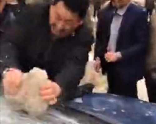 湖南岳阳发生集体砸车事件。视频截图
