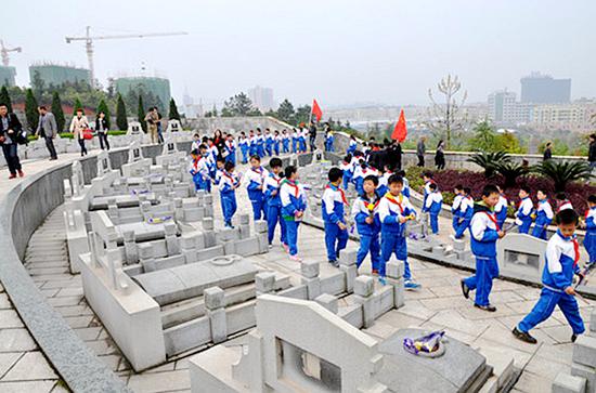 学生到平江烈士陵园瞻仰先烈 图片来源:平江网