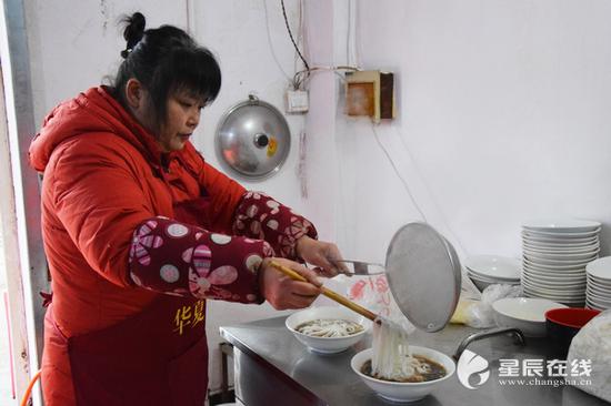 &nbsp;（店主夫妻俩坚持猪油自己炸、码子自己炒、萝卜自己腌，一定让大家吃饱、吃好。）