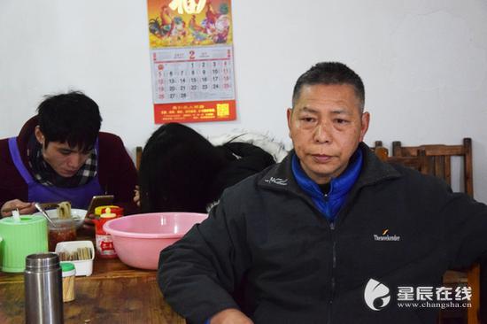 （刘国兴一直认为，“好人多粉店“是被街坊邻居“抬”起来的。图片均由星辰全媒体记者 胡伟男 摄）