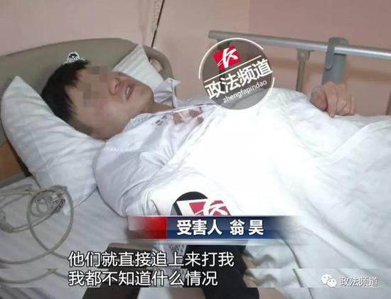 午夜步行送同事回家 遭黑色轿车逼停