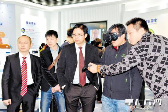 ←市民正在体验麓谷企业研发的VR技术,让人有身临其境之感。本邦畿片除署名外均为长沙晚报通讯员 段欣妤 摄