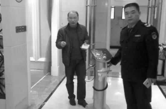 2月25日，长沙市桂花路皙泉美容美体店，执法人员对涉事仪器进行检查。 图/记者曹伟