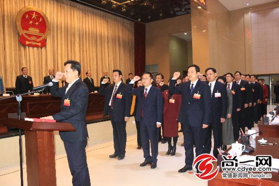 现场举行了新任命的政府部门领导向宪法宣誓仪式。尚一网记者肖志芳 摄