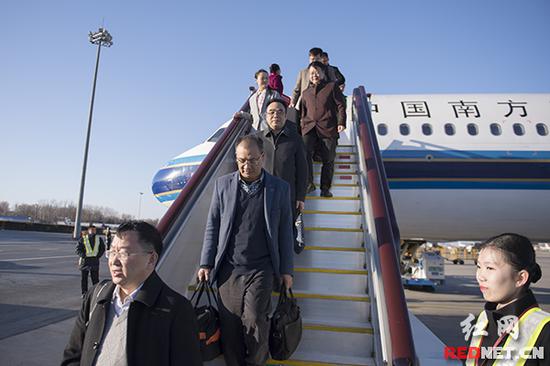 3月1日下午，部分住湘全国政协委员抵达北京，他们将参加3月3日开幕的全国政协第十二届五次会议。