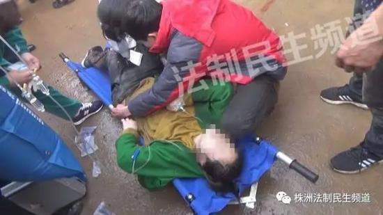 体育路消防中队救援人员赶到现场看到，一名身着绿色上衣的女子倒在渣土车车身底下，右脚被卷入了渣土车左后轮，并不停地呼救。