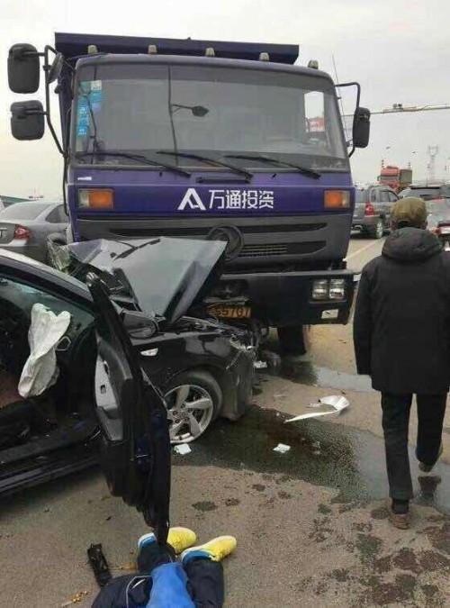 2湖南湘潭县货车与小车相撞 5名学生受伤