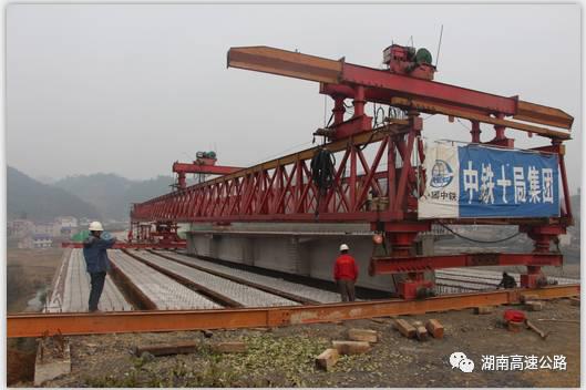 1月17日，张桑高速公路第6合同段最后一片40米预制T梁顺利浇筑，该标段范围内所有T梁全部预制完成。