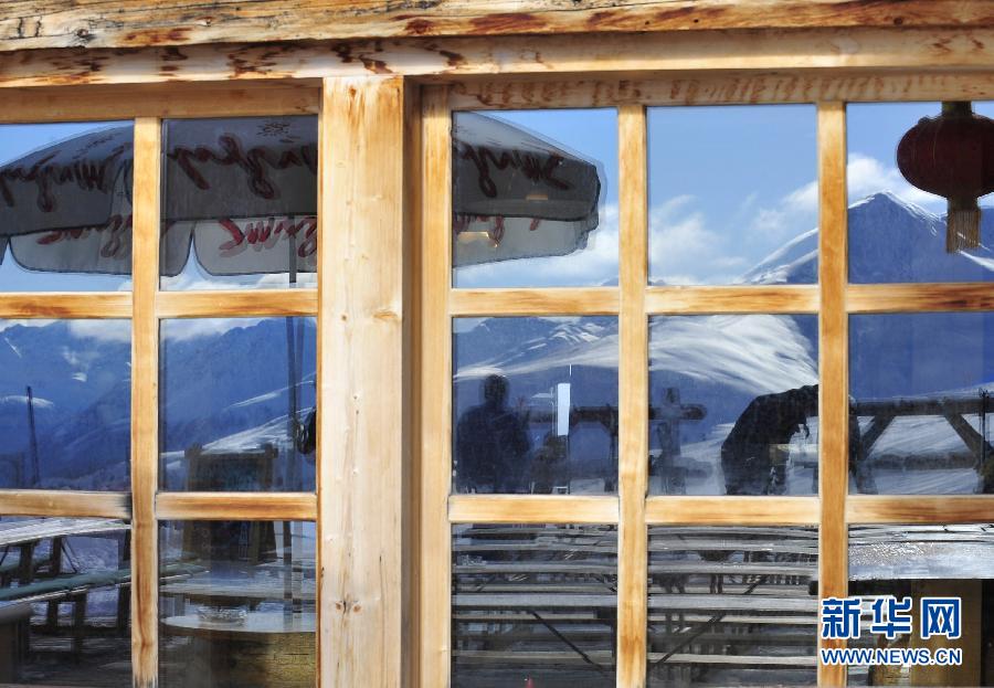 1月26日，在瑞士一家滑雪场，山腰一家餐厅的窗户上映出雪山。新华社记者叶平凡摄